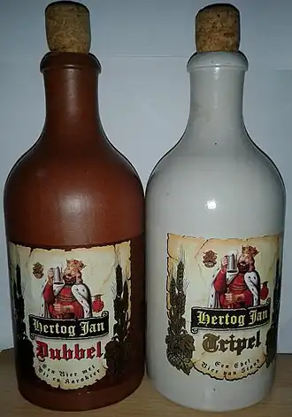 Kruik van Hertog Jan Dubbel (de bruine kruik links)