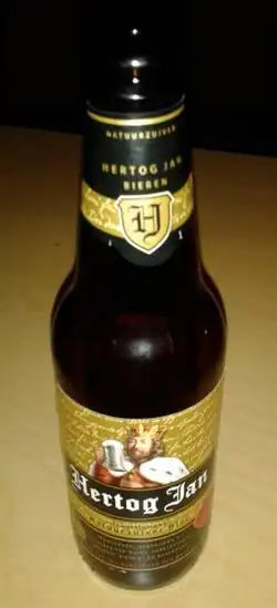 Een flesje Hertog Jan Pilsener na de restyling