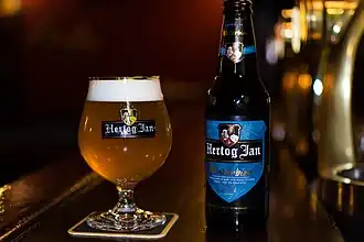 Flesje Winterbier uitgeschonken in een glas