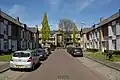 Zicht op het poortgebouw aan het einde van de Hertog Janstraat
