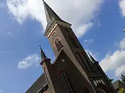 De voorgevel met kerktoren.