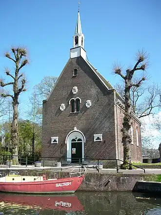 Hervormde kerk langs de rivier de Vecht