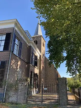 Voorzijde van de kerk, met links de pastorie