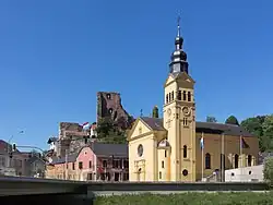 Hesperange, kerk (l'église de l'Assomption de la Bienheureuse-Vierge-Marie) met kastelruïne