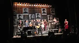 Leden van singer-songwriterscollectief Het Nieuwe Lied tijdens het Nieuwjaarsconcert 2015 in De Kleine Komedie.