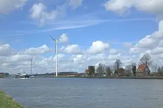 Het Amsterdam-Rijnkanaal bij Houten met twee windmolens van windpark Houten (10 april 2016)