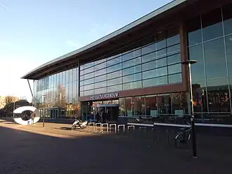 De hoofdingang van C. aan het Raadhuisplein (2019)