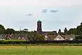 Dorpsgezicht met de toren van Huize Vincentius