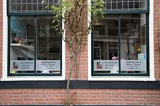 Voorkant van het Expatriate Archive Centre in Den Haag. Foto genomen door Carmen Morlon.