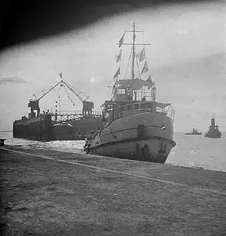 Hr.Ms. Beatrix met het Julianadok op sleep