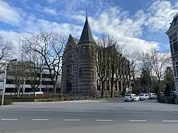 Het gebouw in 2022, gezien vanaf de Kraneweg