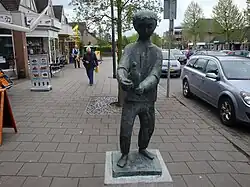 Het Moermannetje, beeld. (jongen met duif)