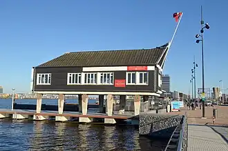 Het NACO-huisje van Stadsherstel Amsterdam op zijn nieuwe locatie aan de De Ruijterkade; 27 februari 2022.