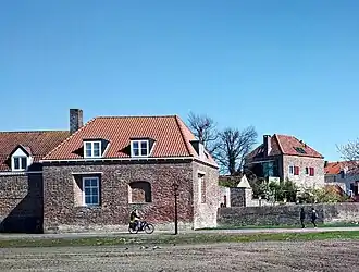 Het Oude Blokhuis, met links de toren en rechtsachter de poort.