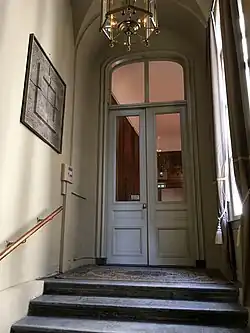 hoofdingang vanuit de poort