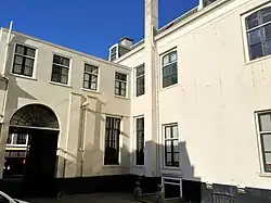 zijgevel met links de poort