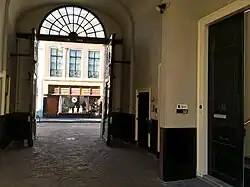 binnenzijde poort, gezien naar Westeinde, met rechts de hoofdingang