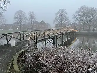 Het bruggetje over de stadsgracht in Delfzijl in de wijk Oud West.