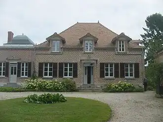 Het château heeft zijn oude bakstenen voorgevel behouden.