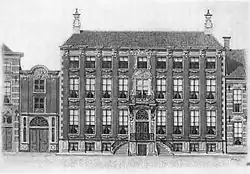 Het huis zoals het er waarschijnlijk uitzag voor de splitsing. Links de koetspoort