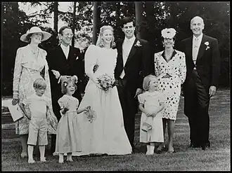 Feyo Onno Joost Sickinghe (1926-2006) met zijn vrouw Marguerite Cornélie van Eeghen (1928-2016) op de huwelijksfoto van hun dochter jkvr. Wilhelmine Jeanne Mathilde Elisabeth Sickinghe (1956) met Henri Giscard d’Estaing (1956), zoon van de 20e President van de Franse Republiek Valéry Giscard d'Estaing (uiterst rechts op de foto)