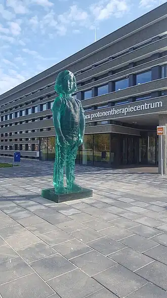 Glazen sculptuur Het jongetje dat zich als reus voordoet uit 2018 door Herman Lamers.