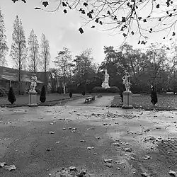 De bankjes met gietijzeren poten (1982)