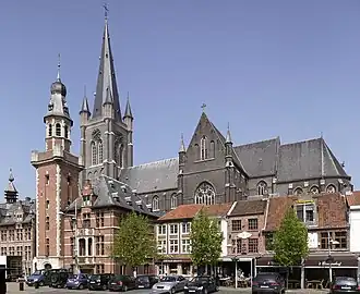 Het stadhuis met belfort en de Sint-Vincentiuskerk aan de Markt