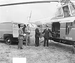 Uitladen van de post op de Griend 10-08-1953