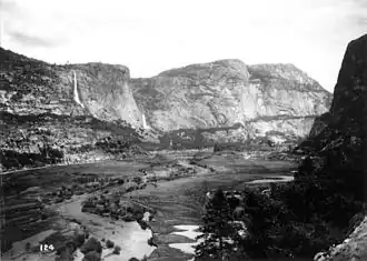 De onaangeroerde Hetch Hetchy Valley, gefotografeerd in of voor 1908