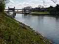 De sluis vanaf het noorden met op de voorgrond de brug van de Jan. J. Ludenlaan (N271)