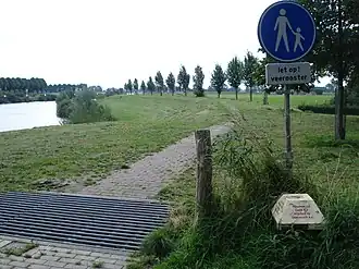 Voetpad op de dijk van het Maaswaalkanaal