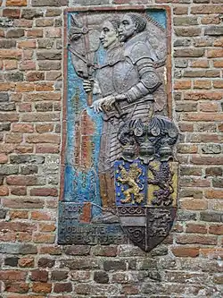 Herdenkingsreliëf op de protestantse kerk