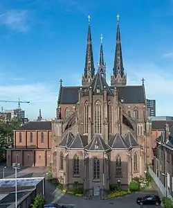 Achterkant van de kerk met luchtbogen