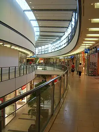 Interieur van de Harburg Arcaden