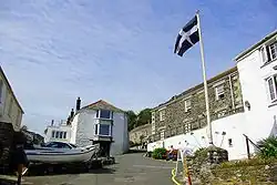 De vlag hijsen in Portloe