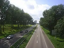 De A325 met op de achtergrond het OHRA-gebouw