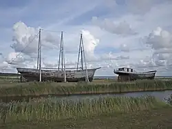 Twee schepen die gerestaureerd moeten worden. Links de driemaster Alar, rechts de Anna