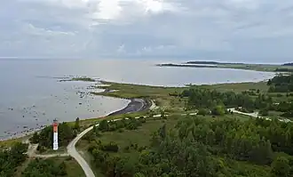 De dorpen Hindu (onder) en Tohvri (boven) langs de kust van Hiiumaa. Op de voorgrond de vuurtoren van Hindu