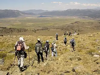 Wandelaars ten zuidwesten van Bridgeport. Het meer in de verte is Bridgeport Reservoir. Links daarvan liggen de Sweetwater Mountains. Rechts ervan liggen de Bodie Hills terwijl de Pine Grove Hills in de verte, recht achter het stuwmeer liggen.
