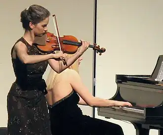 Hilary Hahn (links) met Valentina Lisitsa (2009)