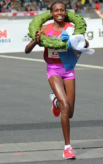 Hilda Kibet met de overwinningskrans: halve marathon van Göteborg 2012.
