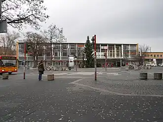 Stationsplein met op de achtergrond het stationsgebouw (2007)