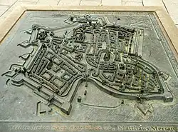 Straatreliëf naar een Merian-ets uit de 17e eeuw