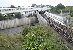Het station met op de voorgrond het viaduct over de A40 op de plek waar het station uit 1923 stond.