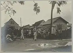 Contractarbeiders uit Brits-Indië, bij de ingang van het koeliedepot aan de Kleine Waterstraat. (Foto toegeschreven aan Hendrik Doijer 1906-1913)
