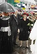 Hinke Luiten geeft uitleg over de Chirurgenhandschoenen-trouwjurk aan Koningin Beatrix tijdens Koninginnedag 2003