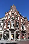 Winkel-woonhuis in Jugendstil elementen stijl