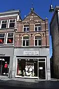 Winkel-woonhuis in Neorenaissance stijl