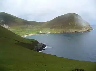 Bagh a' Bhaile met de bergtoppen Oiseval (rechts) en Conachair (links)